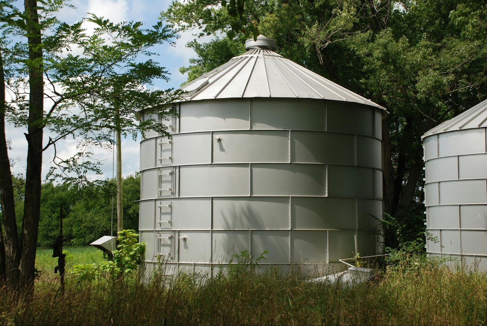 Metal grain silo